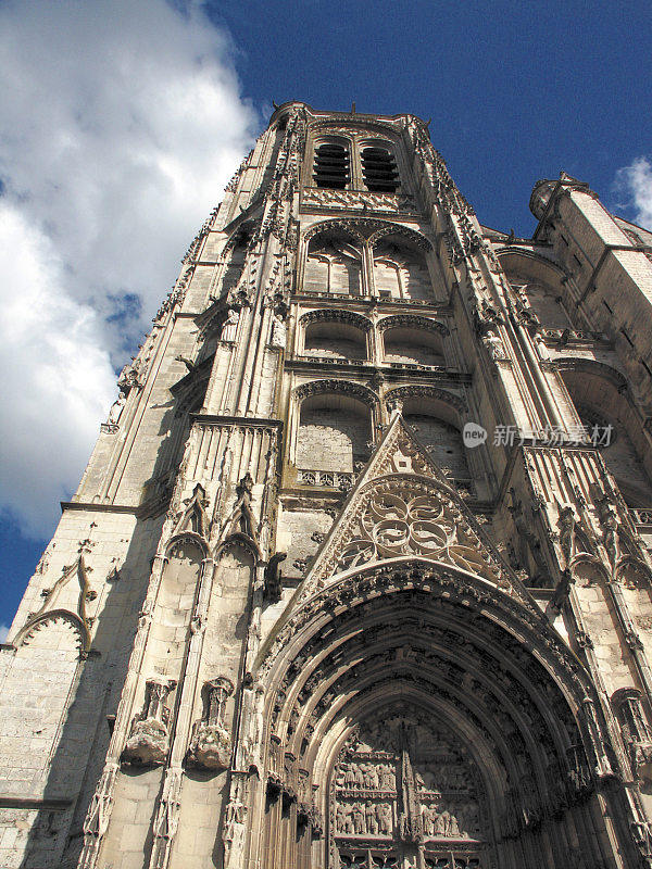 布尔日大教堂(法语:Cathédrale Saint-Étienne de Bourges)是位于法国布尔日的一座罗马天主教教堂。这座大教堂是献给圣斯蒂芬的，是布尔日大主教的所在地。它是哥特式和罗马式的建筑